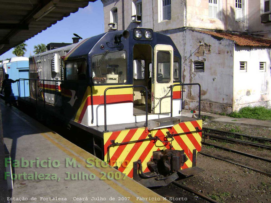 Vista frontal da locomotiva U10B nº 2237 na plataforma do trem urbano de Fortaleza