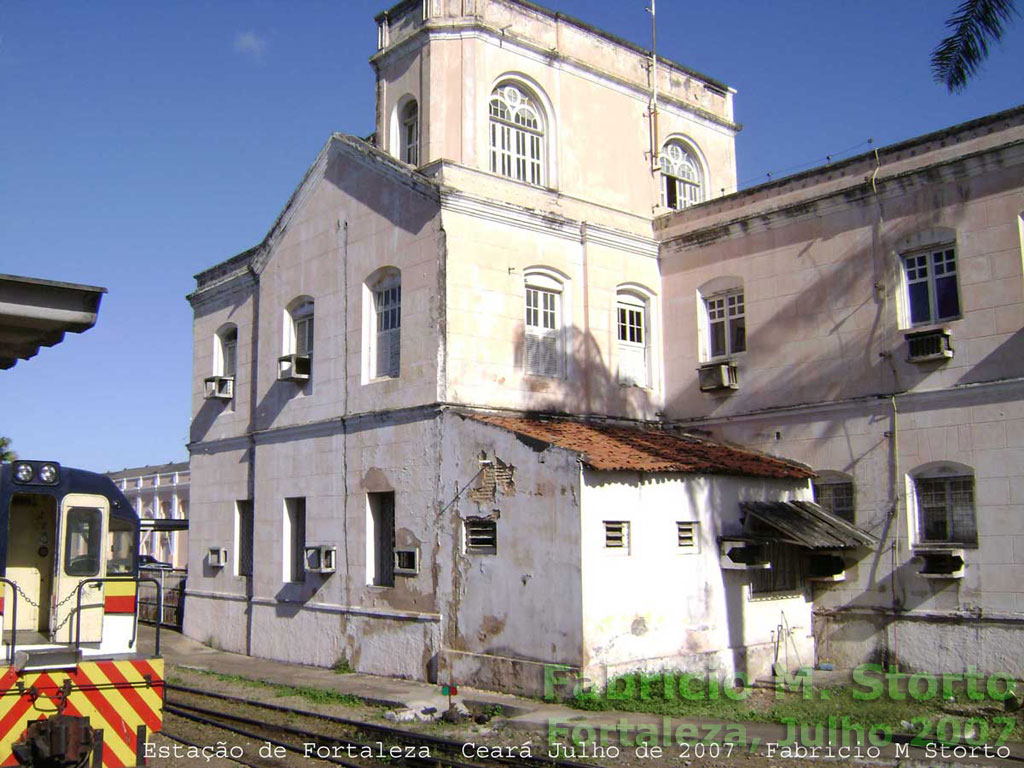 Detalhe do prédio da estação ferroviária de Fortaleza, visto das plataformas do trem urbano da CBTU