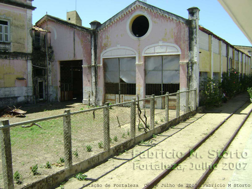 Prédios do conjunto das oficinas ferroviárias da antiga RVC - Rede de Viação Cearense na estação Professor João Felipe