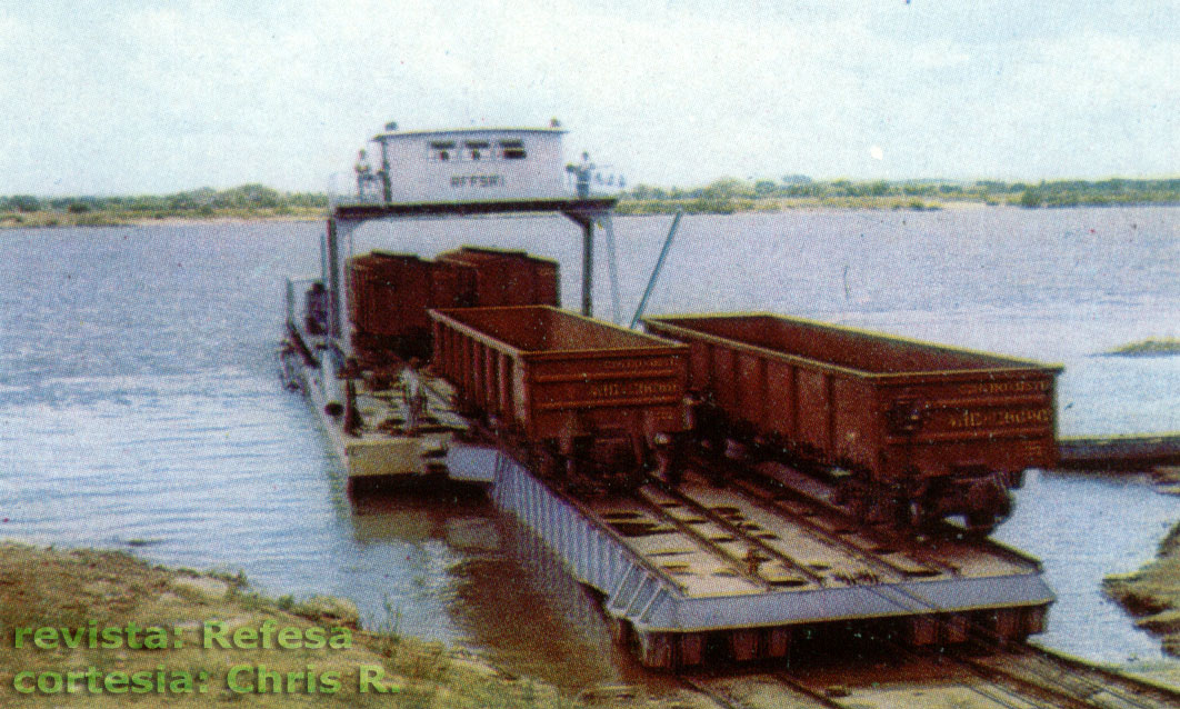 Embarque dos vagões ferroviários na balsa para a travessia do rio São Francisco entre Propriá e Colégio