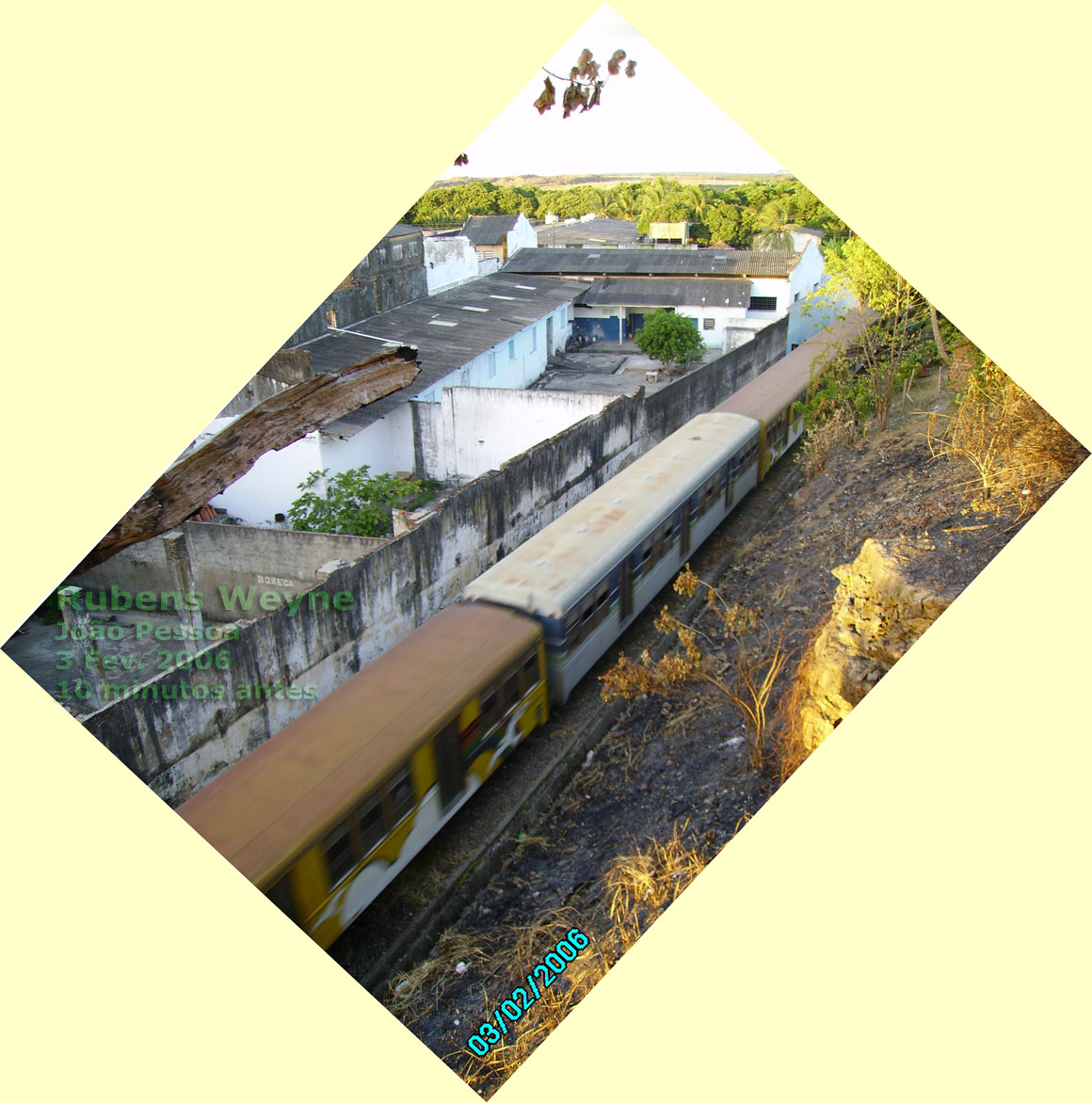 Vista superior do trem urbano no trajeto de João Pessoa a Cabedelo