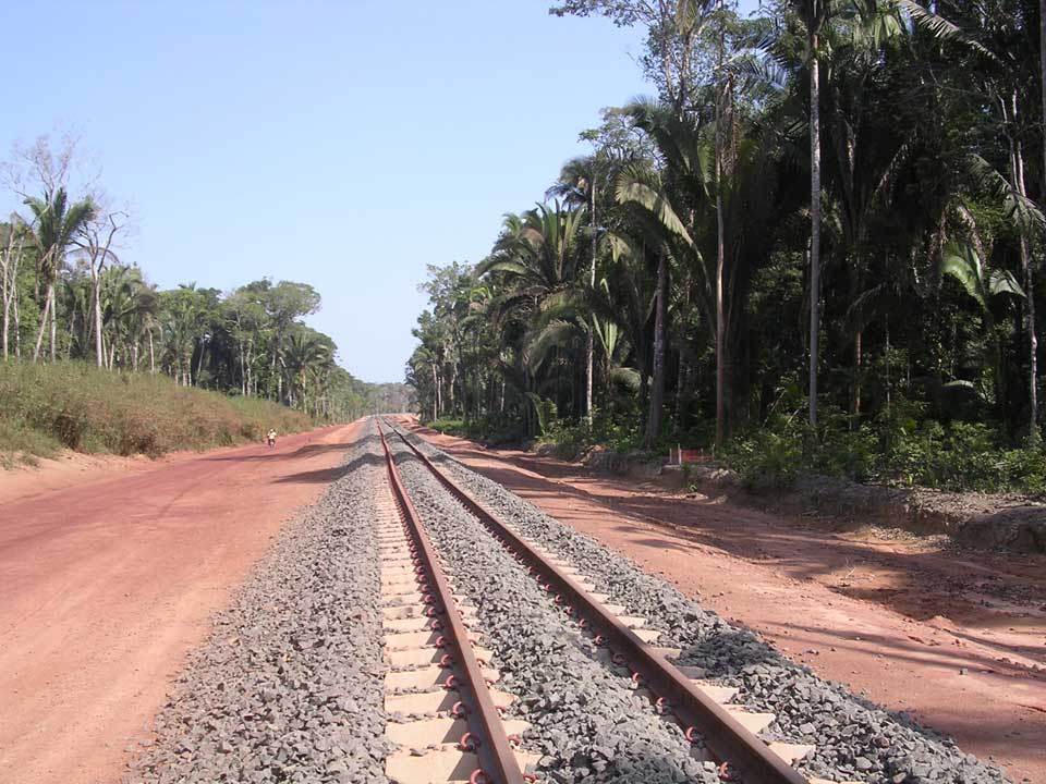 Trilhos da Estrada de Ferro Juruti com aplicação do lastro de pedras