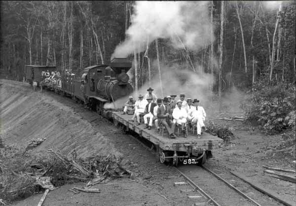 Vagão prancha com autoridades em visita a um trecho pronto da ferrovia Madeira-Mamoré, à época da construção