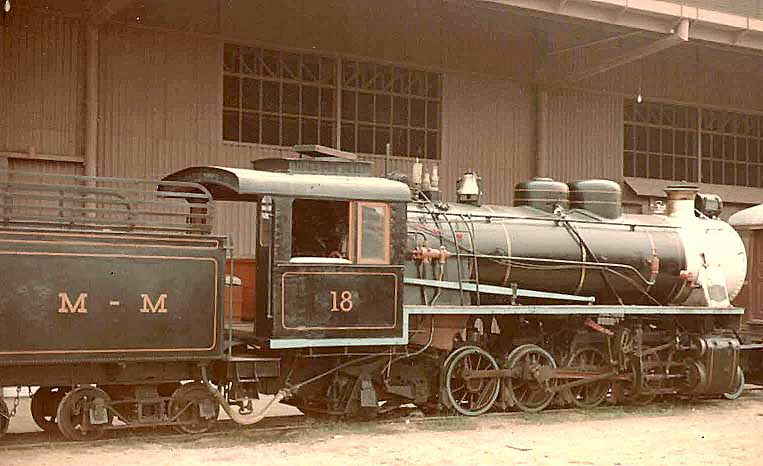 Locomotiva Mikado (2-8-2) n° 18 pronta para o serviço, no pátio da ferrovia Madeira-Mamoré