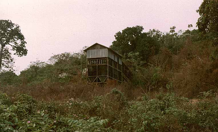 Estrutura abandonada no trajeto do antigo trem turístico de Porto Velho a Cachoeira do Teotônio, em 1983