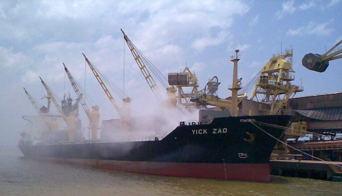 Descarga da bauxita no porto de VIla do Conde, em Barcarena, nas proximidades de  Belém do Pará