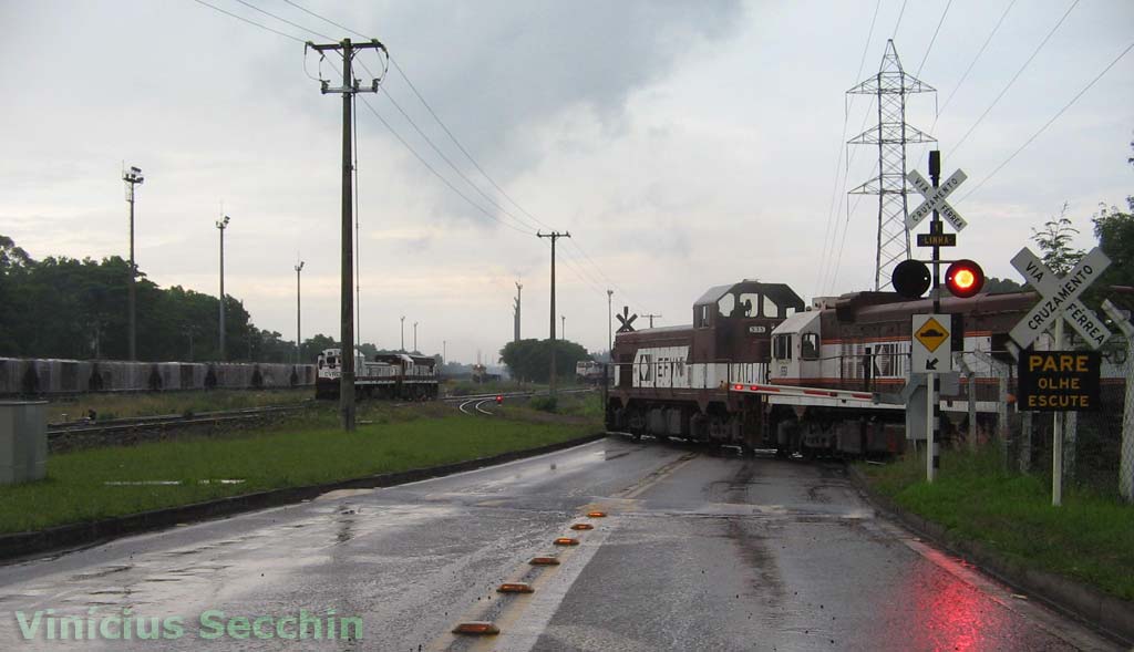 Locomotivas em manobra na passagem de nível do acesso à Oficina de Locomotivas da EFVM