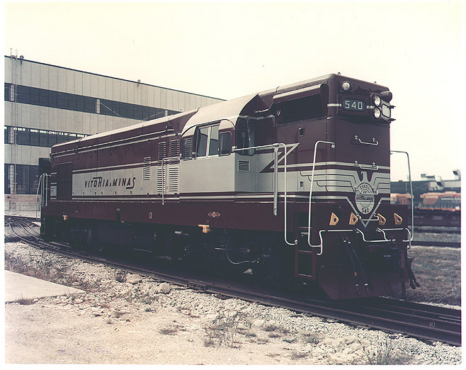 Fotografia da locomotiva G12 nº 540 ainda na fábrica, em La Grange
