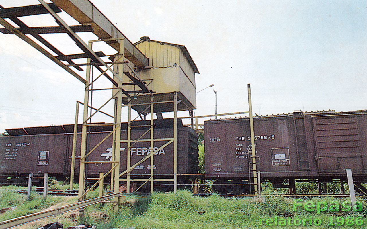 Tulha para carregamento do trigo nos vagões fechados da Fepasa - Ferrovias Paulistas