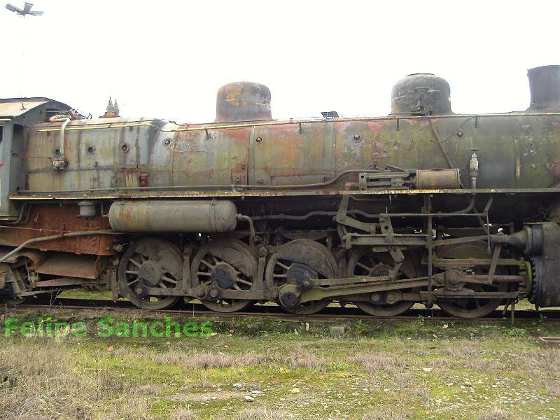 Vista lateral da locomotiva Skoda antes da reforma