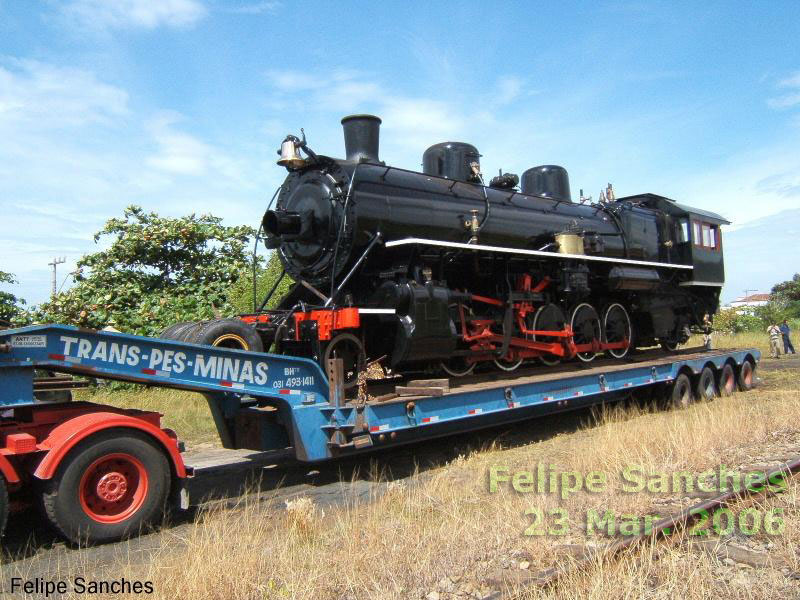 Locomotiva Skoda tipo 2-10-2 Santa Fé, número 201, sendo embarcada para o transporte até o trem turístico Ouro Preto - Mariana 