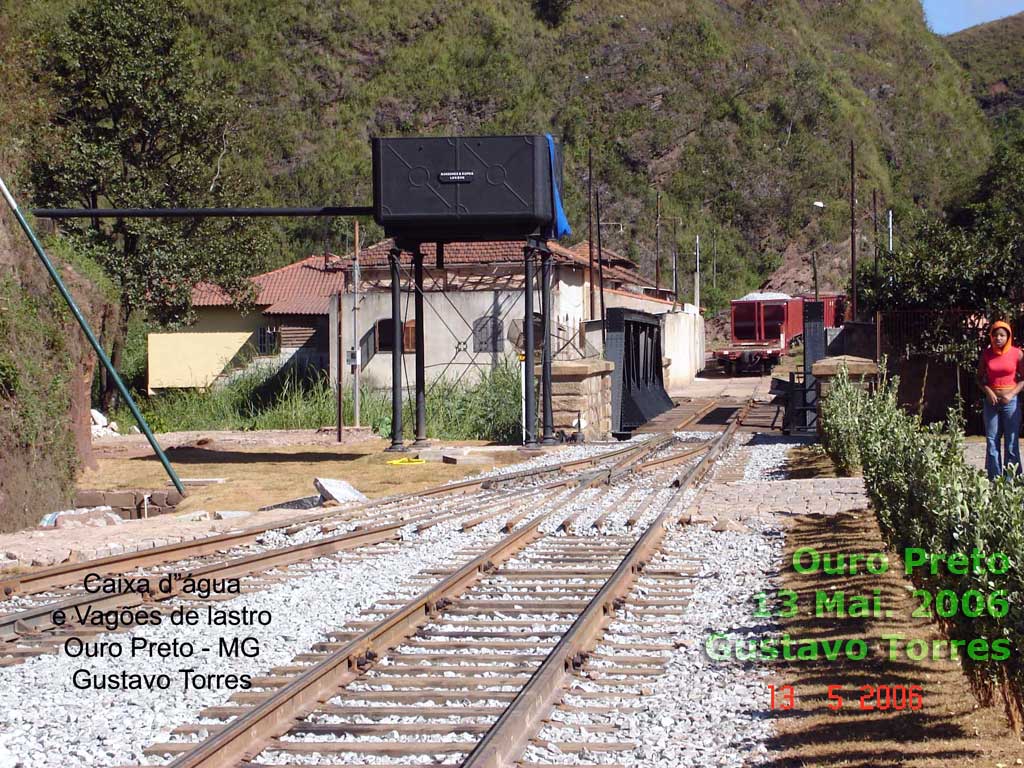 Localização da caixa d'água junto aos trilhos, facilitando abastecer a locomotiva no início ou no final das manobras para o retorno do trem