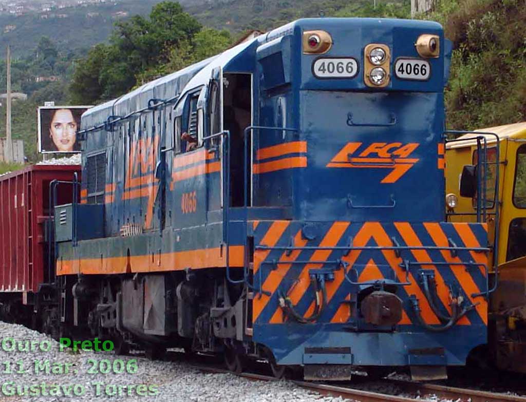 Locomotiva G8 com o trem de lastro na reconstrução da ferrovia para o Trem turístico