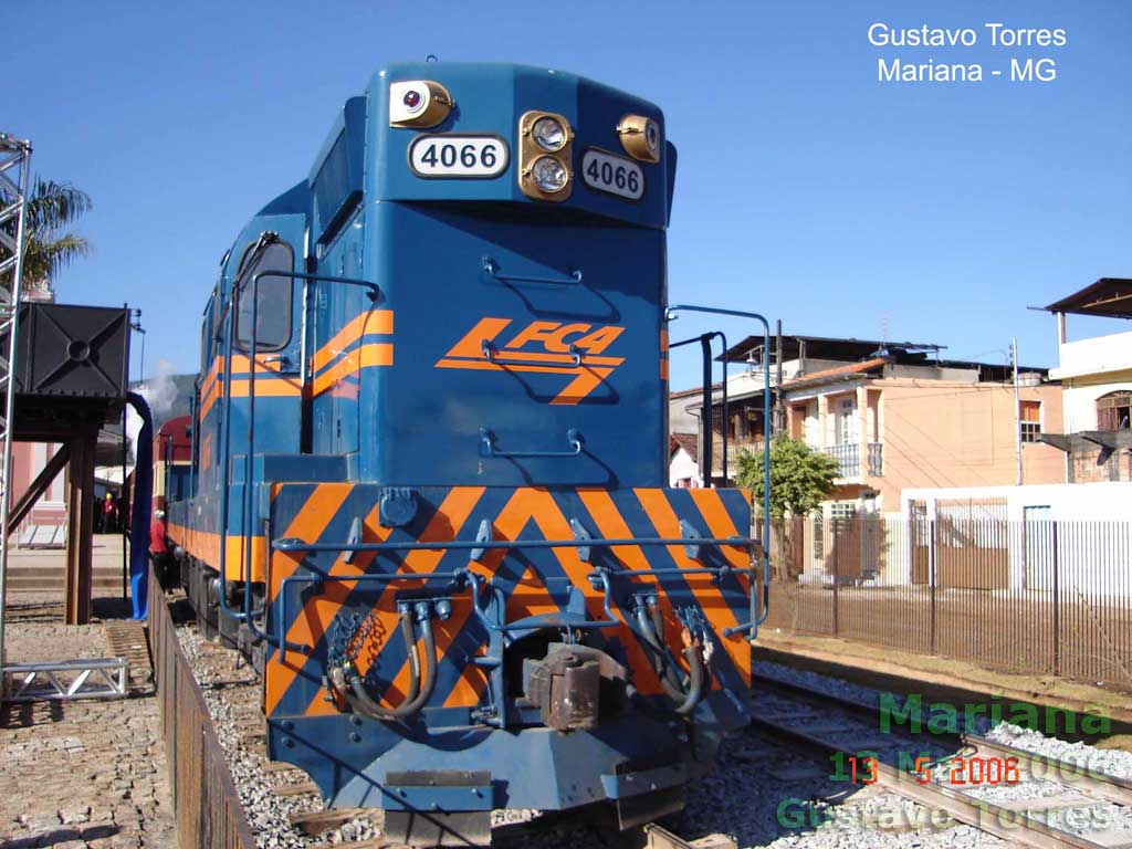 Locomotiva diesel-elétrica G8, número 4066 da FCA - Ferrovia Centro-Atlântica, ainda na pintura azul e laranja, em 2006