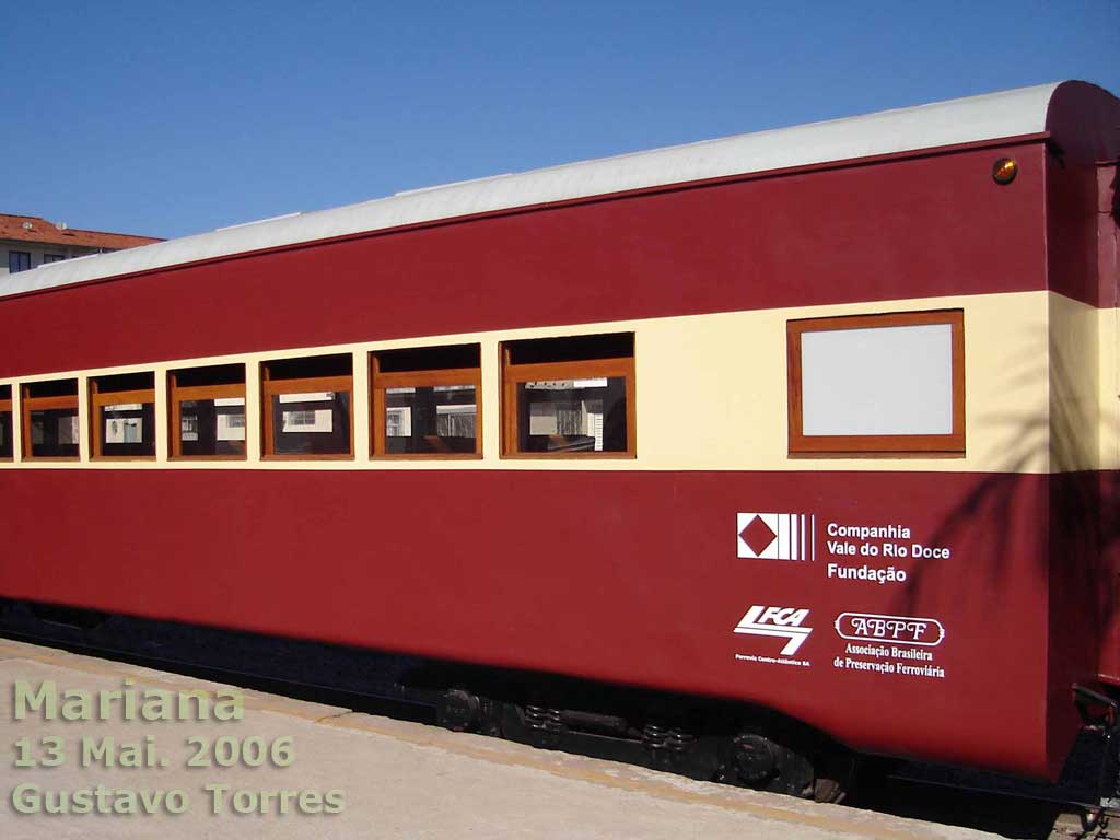 Vagão de passageiros reformado para o Trem da Vale, com as inscrições da Fundação Vale, ferrovia FCA e ABPF - Associação Brasileira de Preservação Ferroviária
