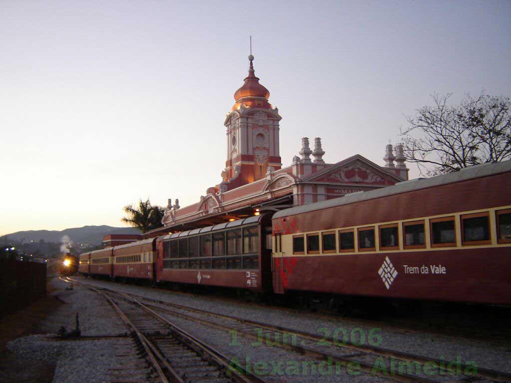 Vagões do trem turístico na estação de Mariana, destacando-se o vagão panorâmico
