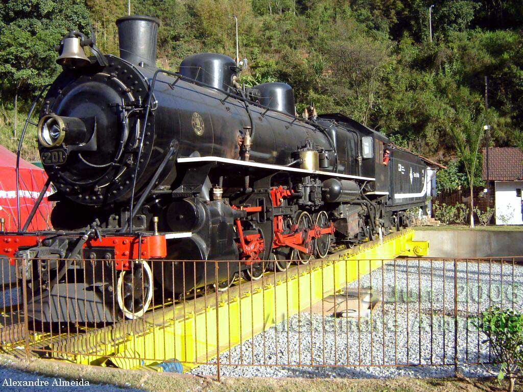 A locomotiva a vapor sendo virada em Ouro Preto para nova viagem a Mariana com o Trem turístico
