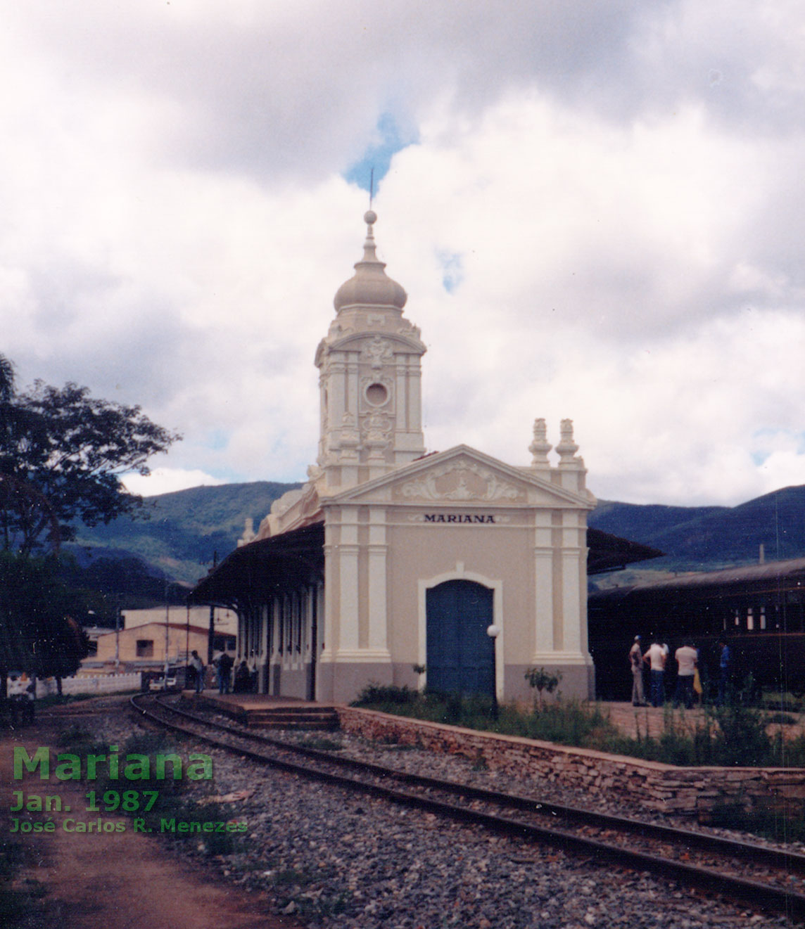 Prédio da estação ferroviária de Mariana, com os trilhos do trem dos dois lados