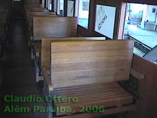 Detalhe dos bancos de madeira do vagão do trem turístico