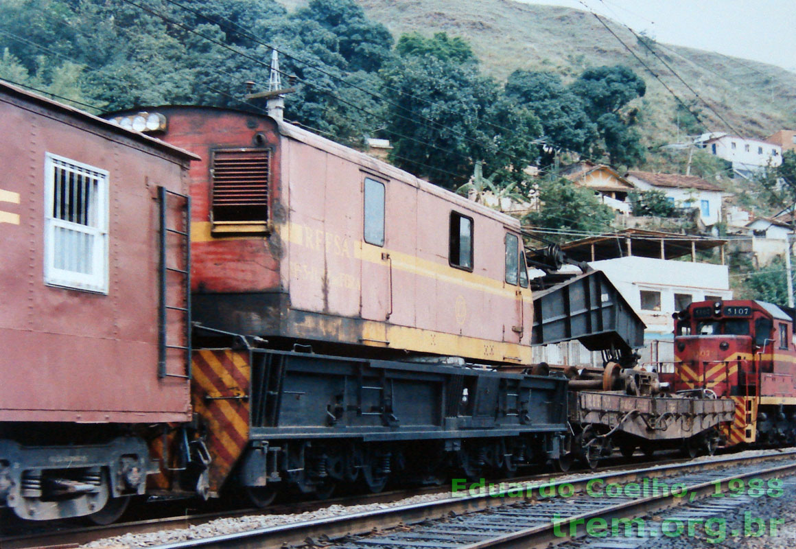 Guindaste ferroviário Orton nº 12 RFFSA visto pelo lado da cabine