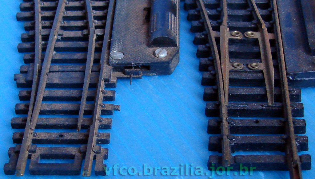 Observe as agulhas do "desvio" Atma (à direita), feitas de lata dobrada, permitindo a entrada do flange das rodas do trem entre elas e os trilhos principais