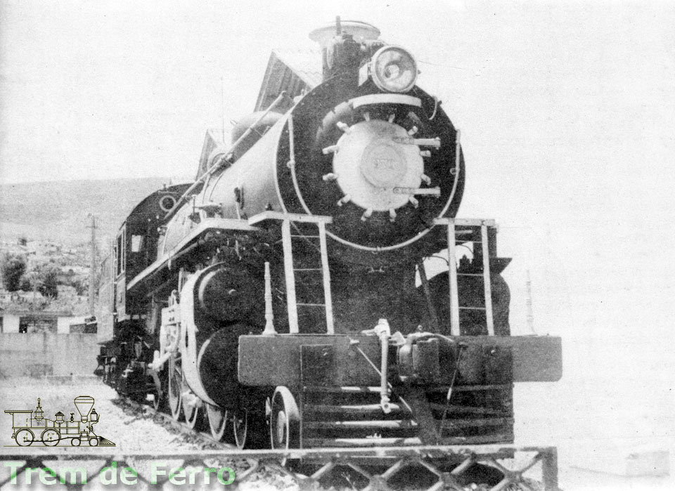 Locomotiva Zezé Leone exposta em Santos Dumont, em foto de capa do jornal Trem de Ferro, da ABPF-RJ, 1991