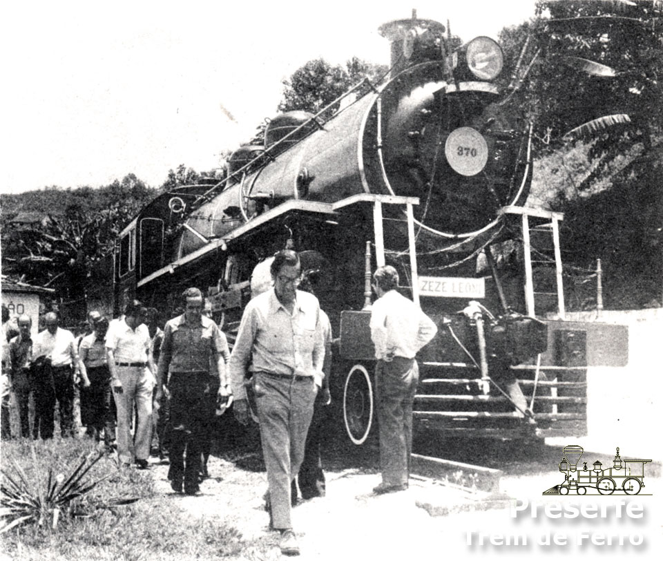 Locomotiva Zezé Leone, ainda em bom estado, exposta em monumento em Santos Dumont (MG) na década de 1970