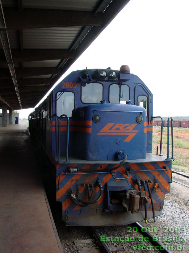 Vista frontal da locomotiva U22C nº 2809