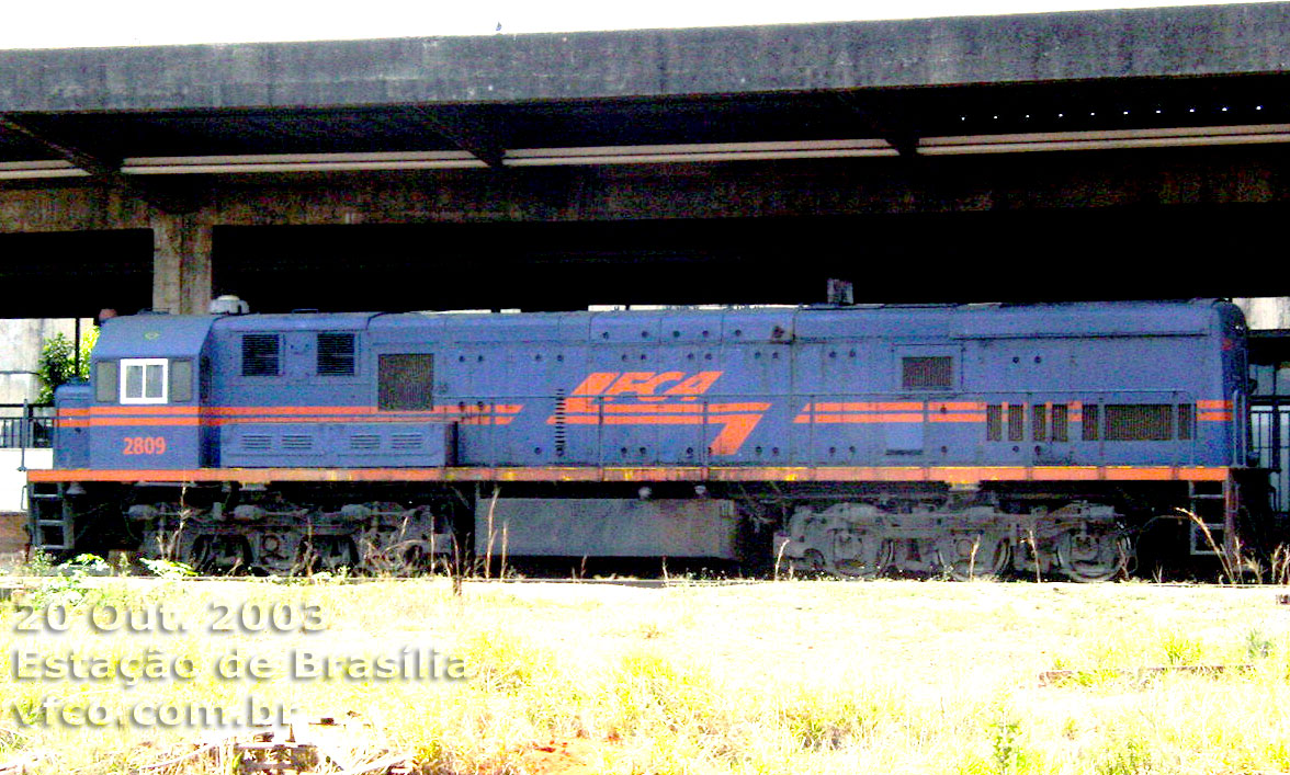 Lateral esquerda da locomotiva GE U22C 2809 FCA