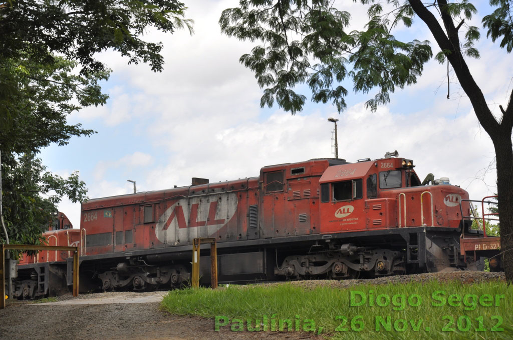 Vista lateral da locomotiva U20C Namibiana nº 2664 da ALL em Paulínia (SP), 2012