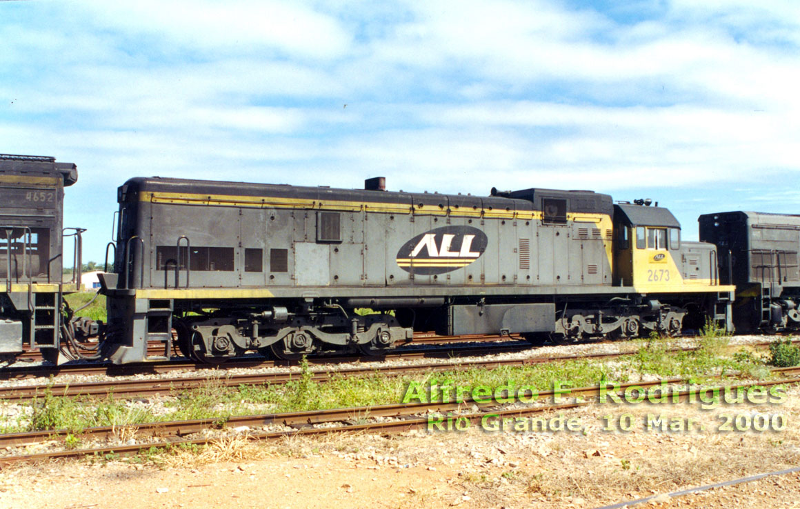 Lateral do corpo da locomotiva U20C Namibiana nº 2673 da ALL em Rio Grande (RS), Março de 2000