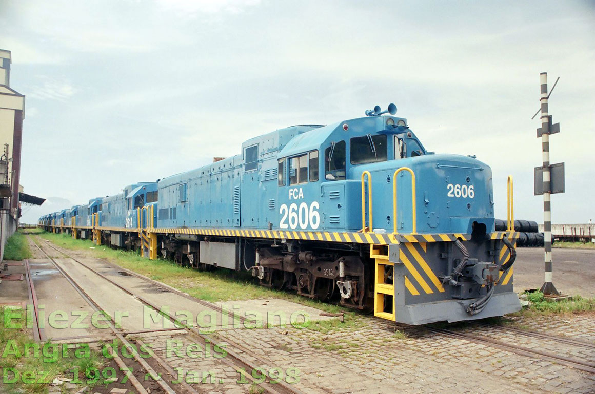 Frente e lateral direita da locomotiva U20C Namibiana nº 2606 da FCA (foto sem corte)