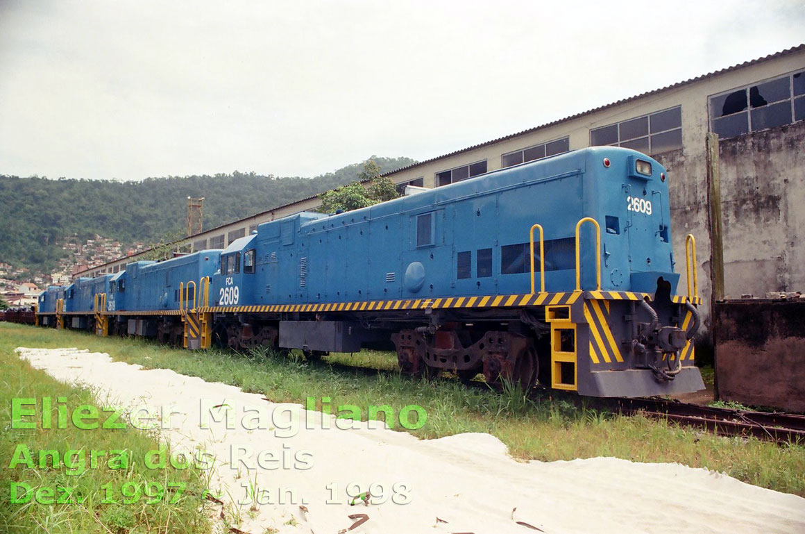 Locomotiva U20C Namibiana nº 2609 da FCA no pátio ferroviário do porto de Angra dos Reis, engatada atrás da locomotiva nº 2619 (foto sem corte)