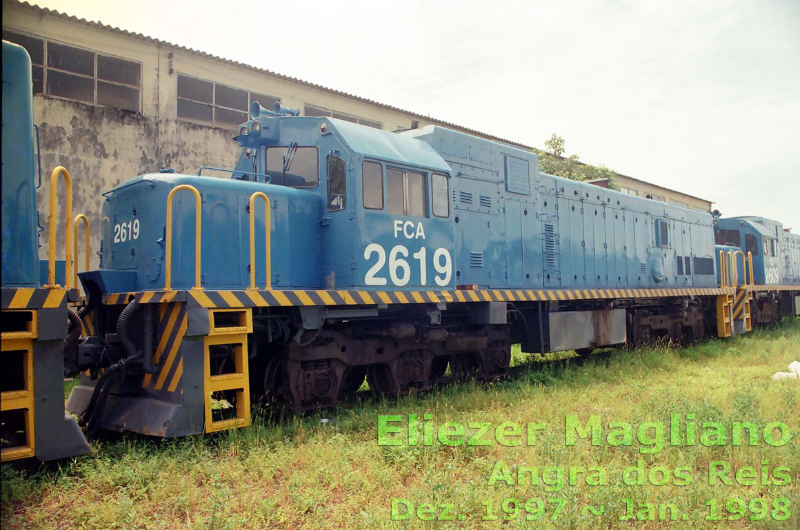 Locomotiva U20C Namibiana nº 2619 da FCA junto a um armazém do pátio ferroviário do porto de Angra dos Reis em 1997 (foto sem cortes)