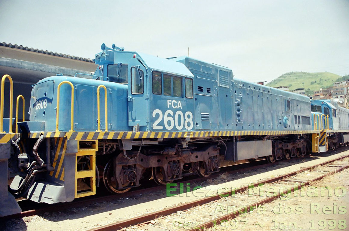 Locomotiva U20C Namibiana nº 2608 da FCA engatada à frente da locomotiva nº 2613 na estação ferroviária de Angra dos Reis (foto sem corte)