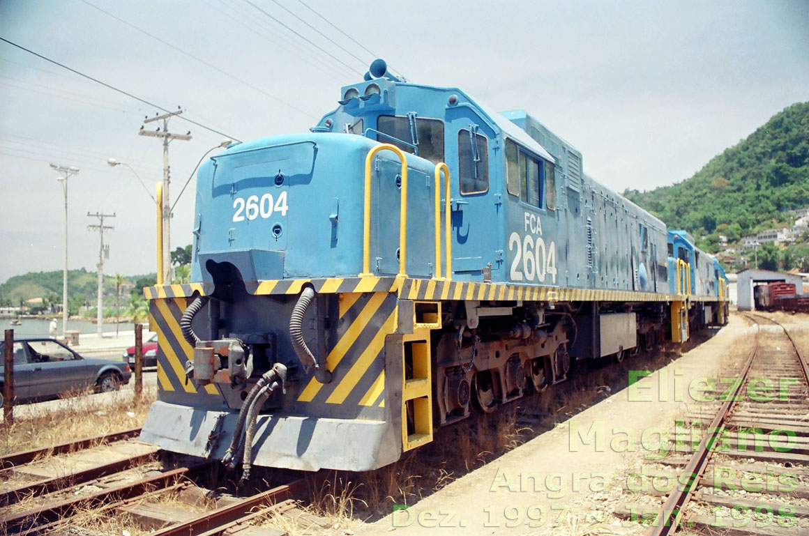 Detalhes da testeira (frente) e lado esquerdo da cabine da locomotiva U20C Namibiana nº 2604 da FCA (foto sem corte)
