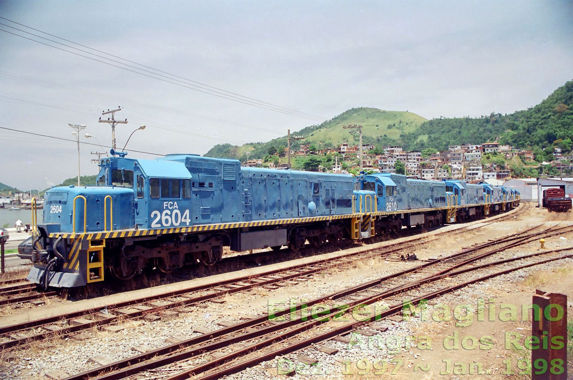 Locomotiva nº 2604 da FCA encabeçando uma fila de U20C Namibianas no pátio da estação ferroviária de Angra dos Reis (fotografia inteira e quase sem tratamento digital)