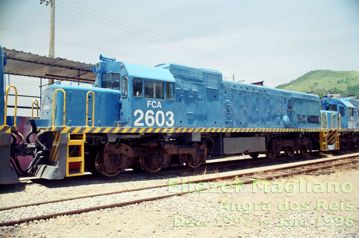 Lateral esquerda, cabine e nariz da locomotiva U20C Namibiana nº 2603 da FCA no enquadramento completo