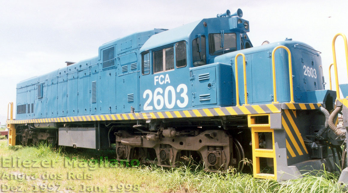 Lateral direita e nariz da locomotiva U20C Namibiana nº 2603 da FCA