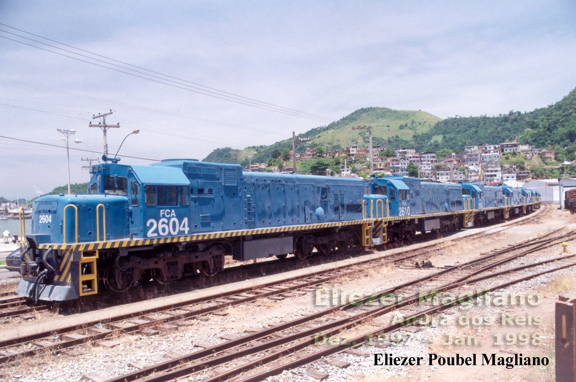 Locomotiva nº 2604 da FCA encabeçando uma fila de U20C Namibianas no pátio da estação ferroviária de Angra dos Reis (fotografia com corte e tratamento digital)