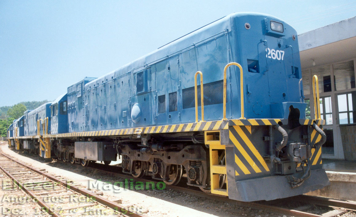 Lateral esquerda do corpo e detalhes da traseira da locomotiva U20C Namibiana nº 2607 da FCA