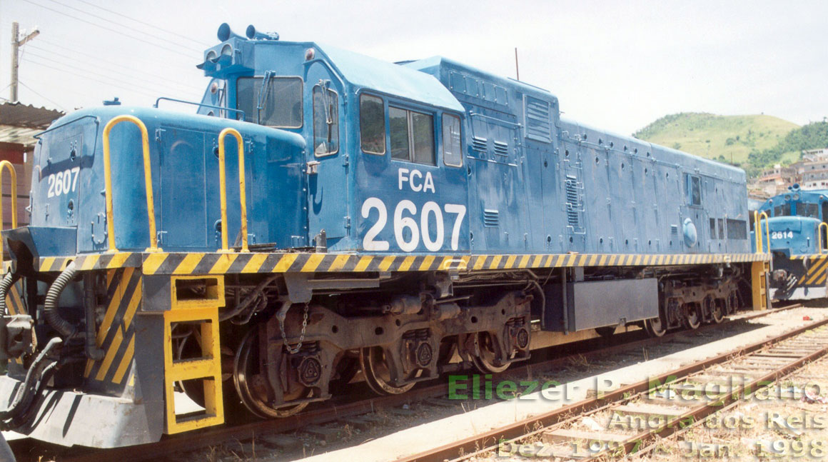 Cabine, nariz e lateral esquerda da locomotiva U20C Namibiana nº 2607 da FCA, com destaque para o truque