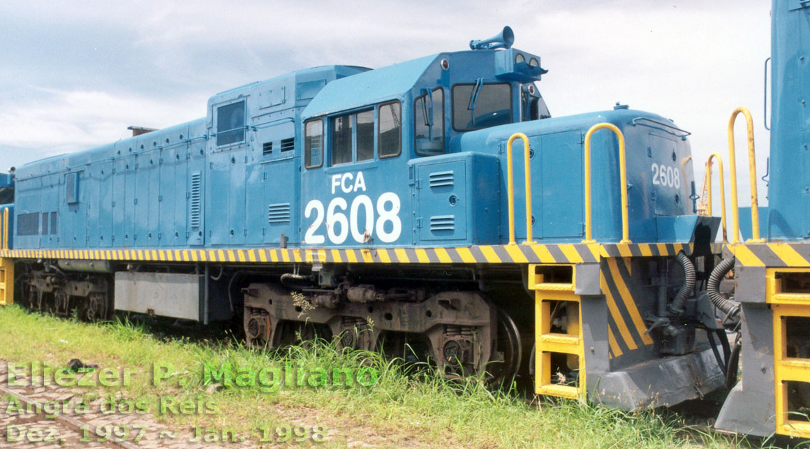 Locomotiva U20C Namibiana nº 2608 da FCA no pátio ferroviário do porto de Angra dos Reis (foto com corte e tratamento digital)