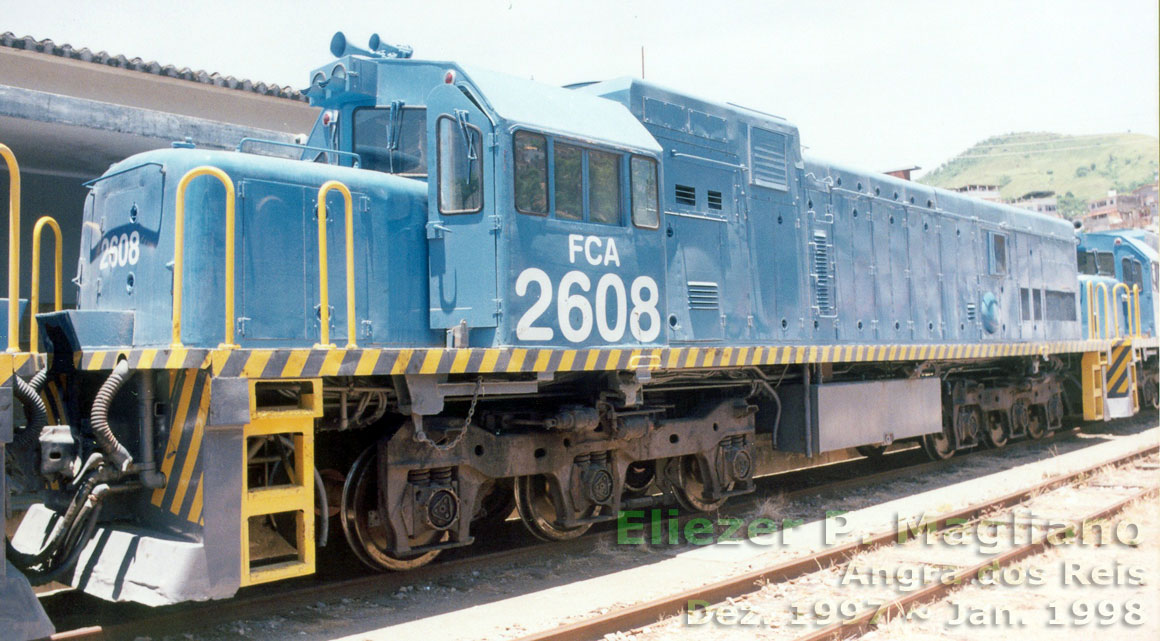 Locomotiva U20C Namibiana nº 2608 da FCA engatada à frente da locomotiva nº 2613 na estação ferroviária de Angra dos Reis (foto com corte e tratamento digital)