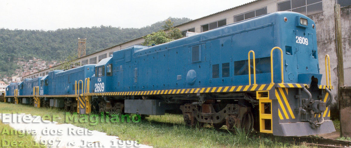 Locomotiva U20C Namibiana nº 2609 da FCA no pátio ferroviário do porto de Angra dos Reis, engatada atrás da locomotiva nº 2619 (foto com corte e tratamento digital)