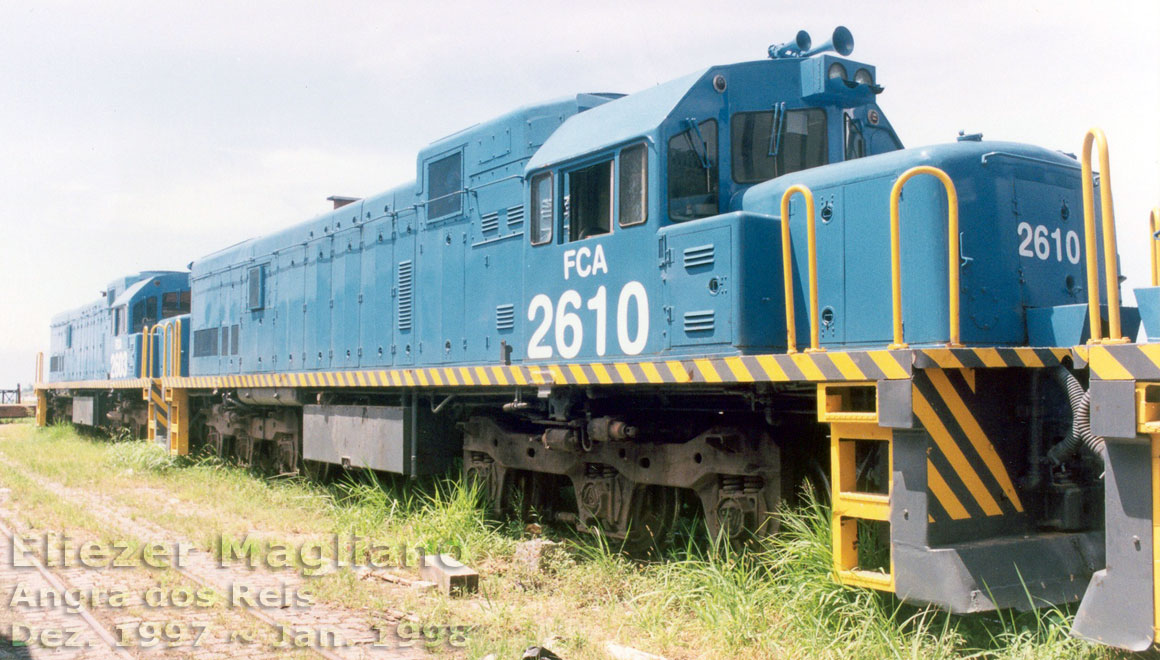 Locomotiva U20C Namibiana nº 2610 da FCA no pátio ferroviário do porto de Angra dos Reis (foto com corte e tratamento digital)