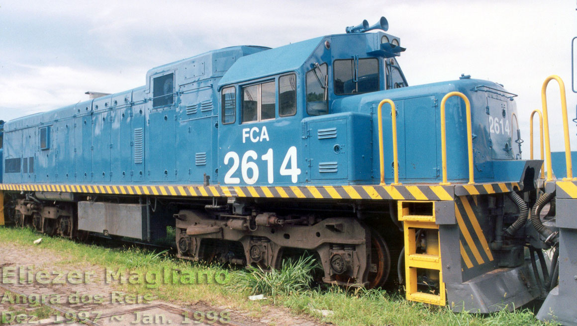 Locomotiva U20C Namibiana nº 2614 da FCA no pátio ferroviário do porto de Angra dos Reis (foto com corte e tratamento digital)