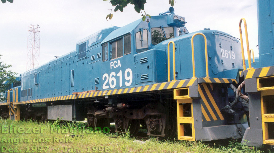 Locomotiva U20C Namibiana nº 2619 da FCA no pátio ferroviário do porto de Angra dos Reis em 1997 (foto com cortes tratamento digital)