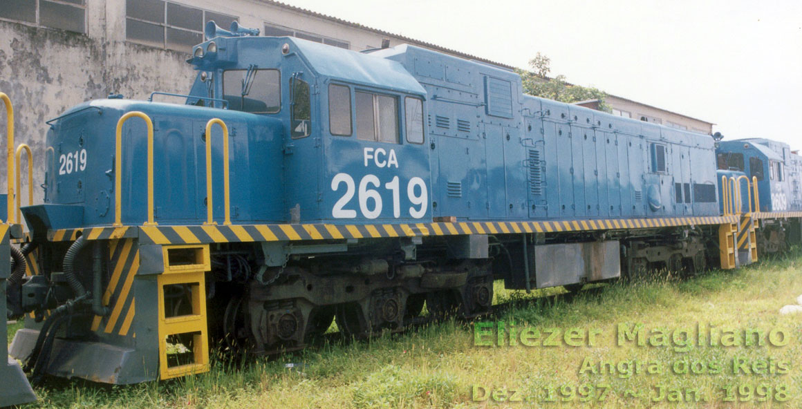 Locomotiva U20C Namibiana nº 2619 da FCA junto a um armazém do pátio ferroviário do porto de Angra dos Reis em 1997 (foto com cortes e tratamento digital)