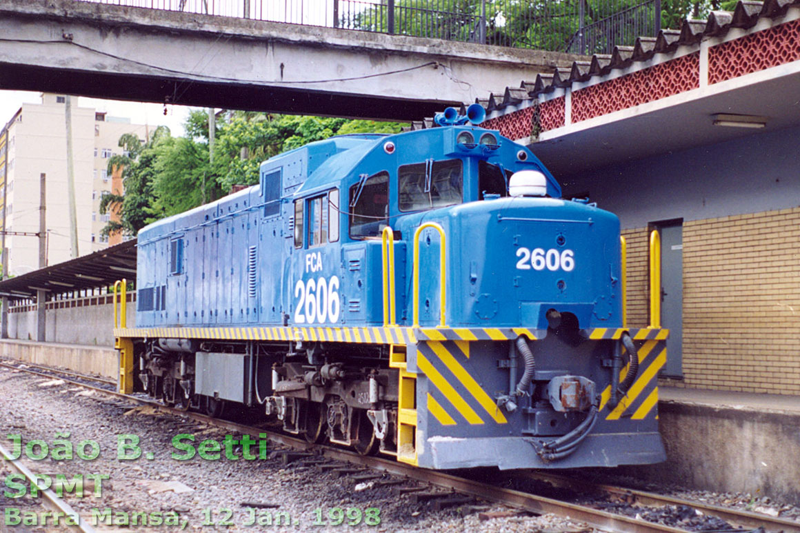 Vista frontal da locomotiva U20C "Namibiana" nº 2606 ainda com a primeira numeração, em Barra Mansa